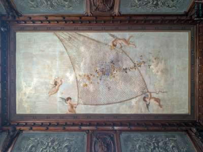 Al centro del soffitto cornici lignee e riquadri con cigni e decori vegetali delimitano la splendida tela ottocentesca del pittore barese Raffaele Armenise... 